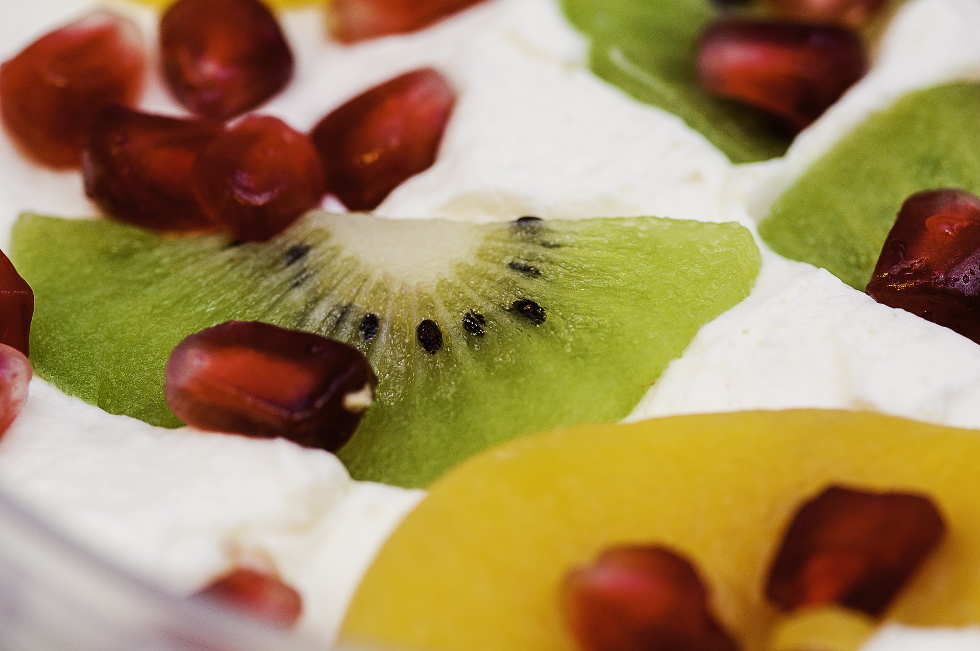 Yoghurt med kiwi och persikor