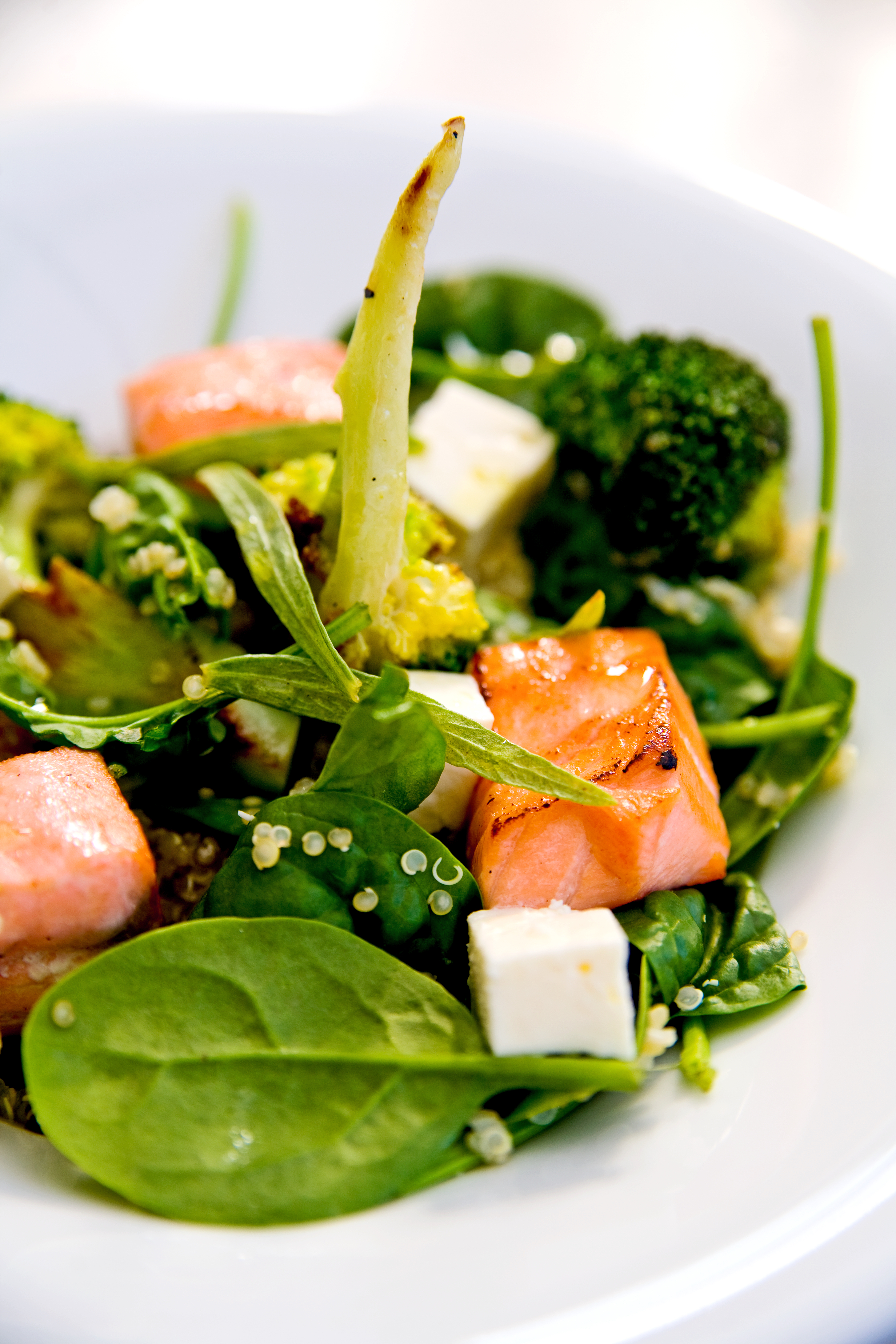 Laxsallad med quinoa och dragonvinegrette