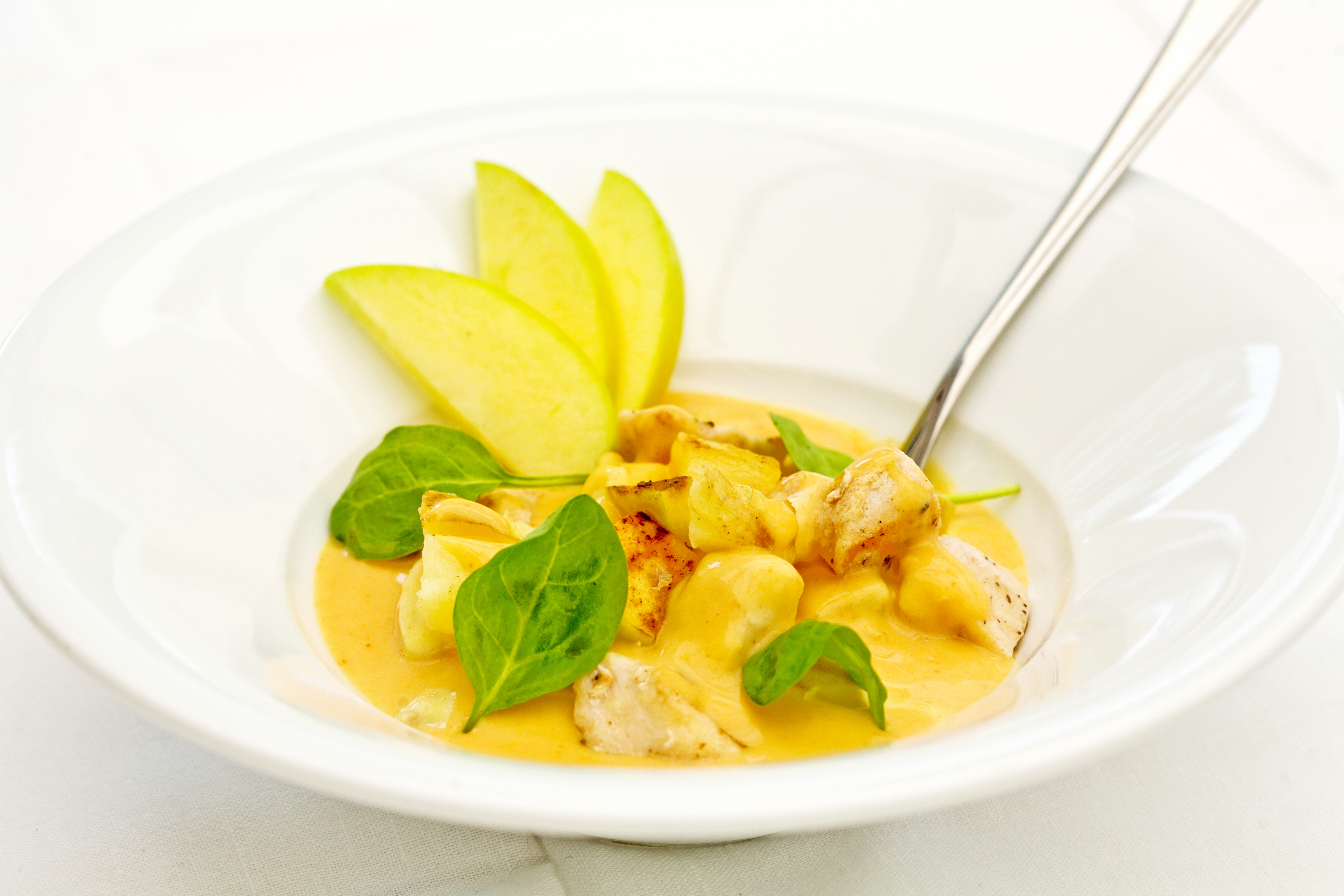 Röd kyckling curry med äpple