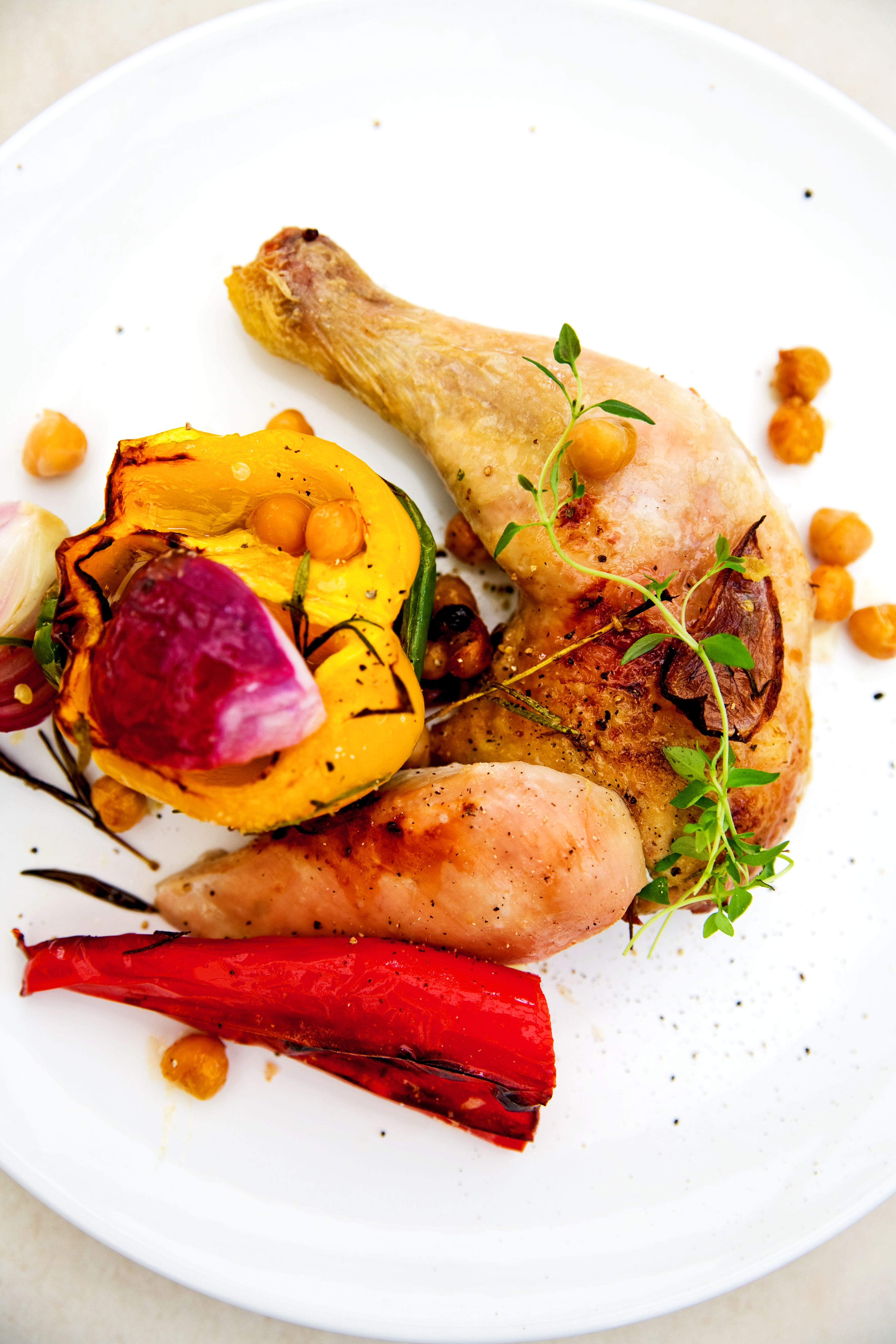 Hel kyckling i ugn med vitlöksrostade paprikor