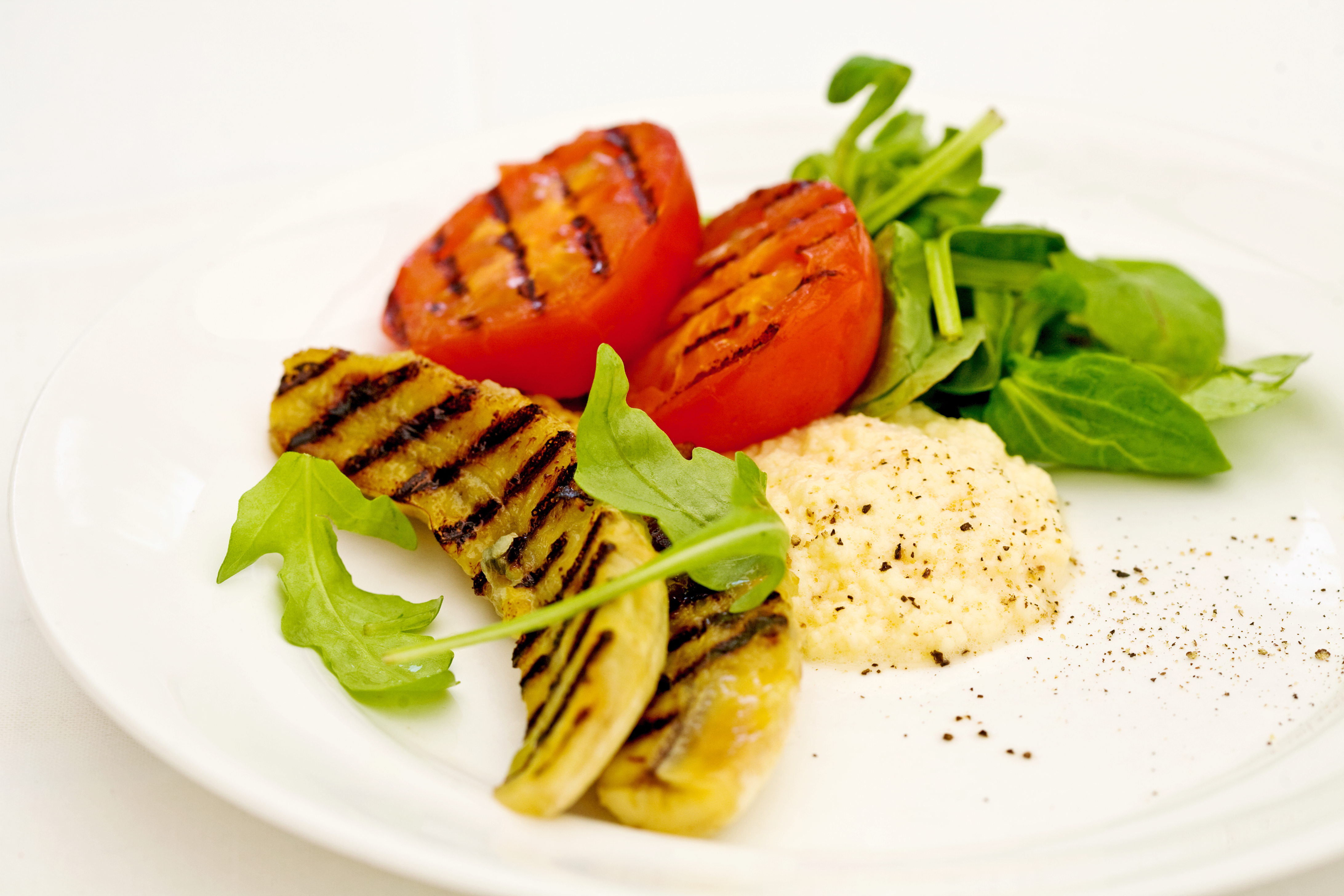 Äggröra med grillad tomat och banan