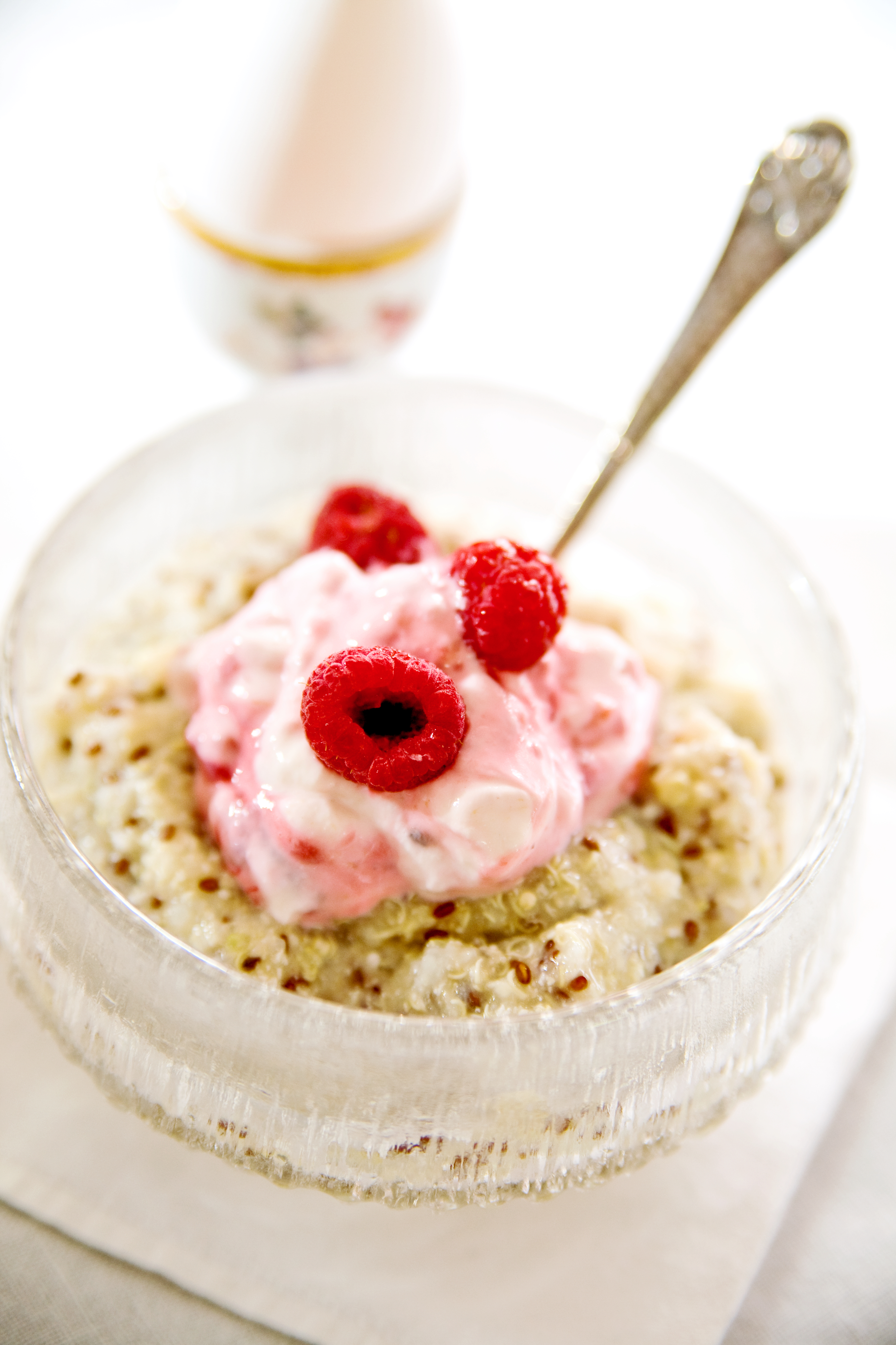 Quinoagröt med hallonkvarg