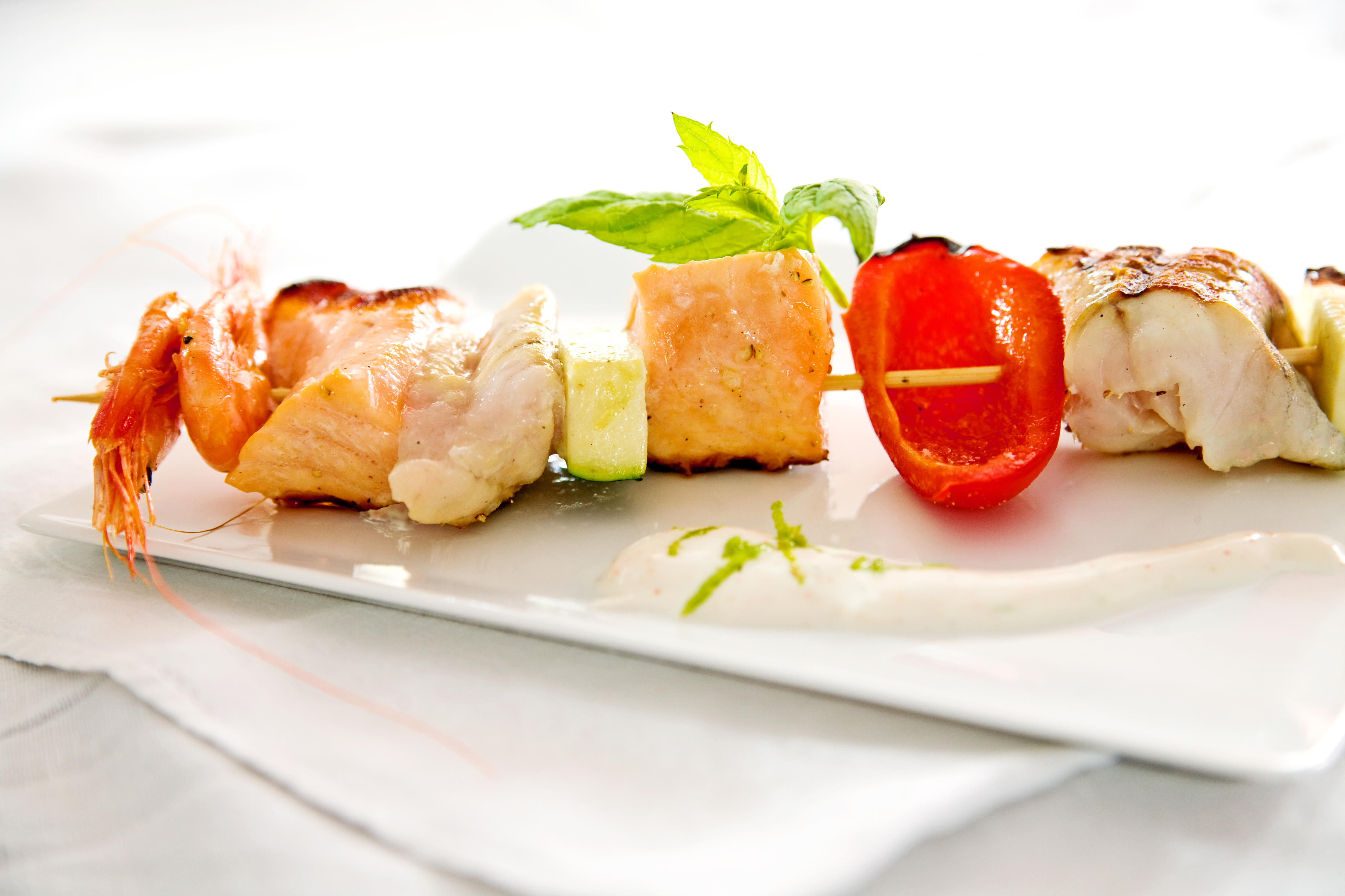 Fisk och skaldjurspett med limesås