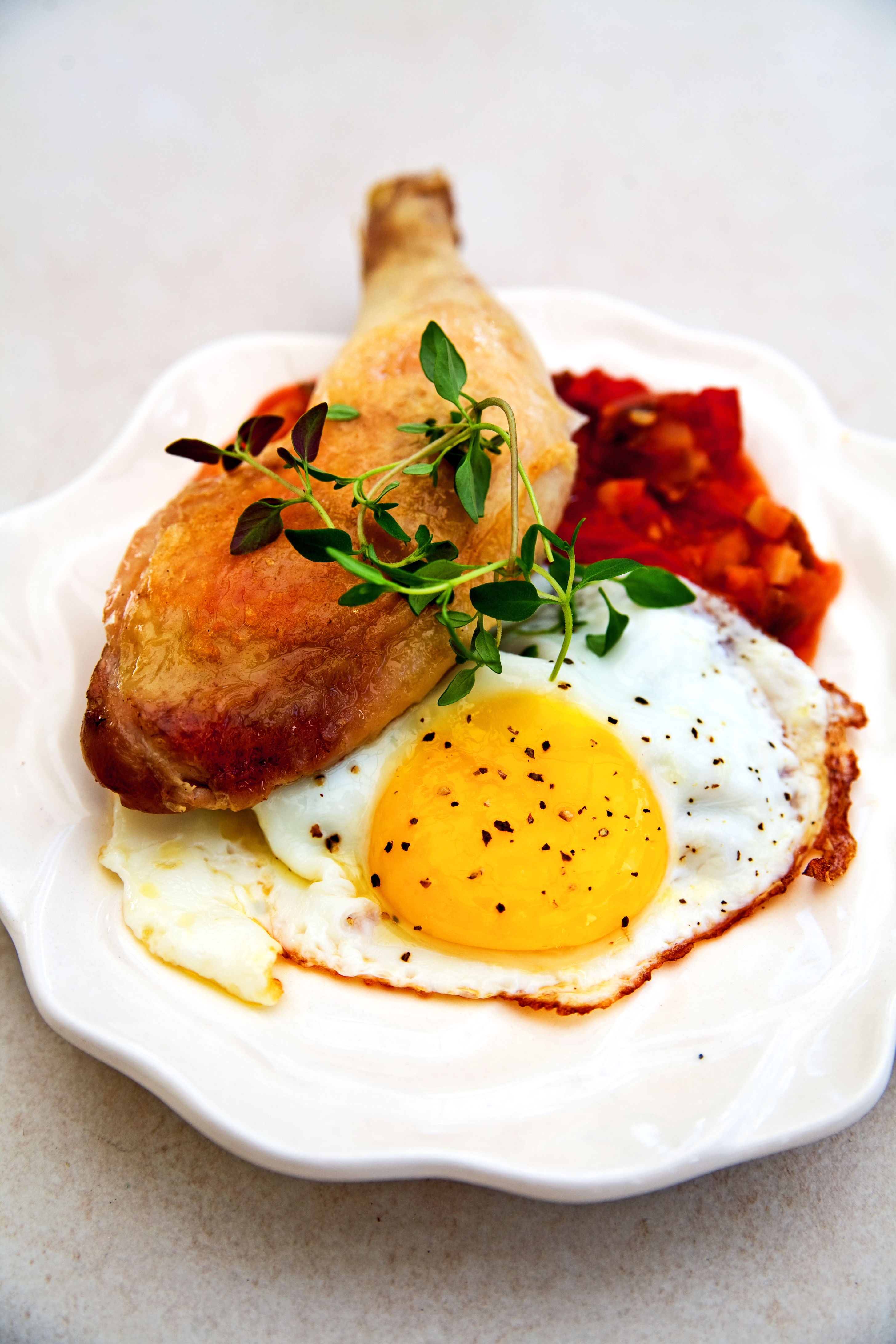 Kycklingklubba med ratatouille och stekt ägg