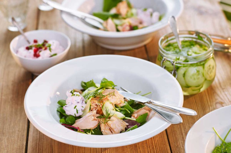 Sallad med varmrökt lax och lingonyoghurt