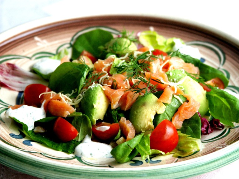 Pastasallad med rökt lax och yoghurtdressing