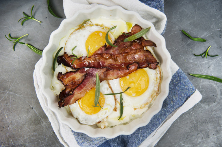 Bakad yoghurt med ägg och bacon