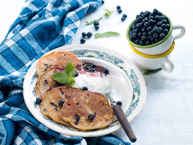 Pannkakor med blåbär och havregryn