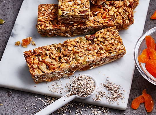 Energibar med frön, kärnor och aprikos