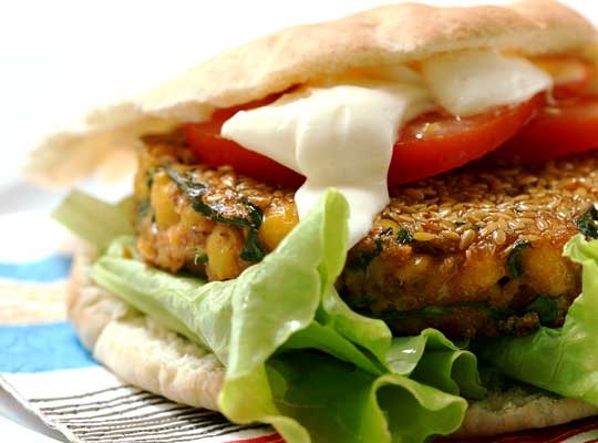 Kikärtsburgare med sesamfrön och basilika