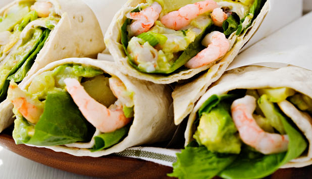 Wraps med räkor, avokado och ägg